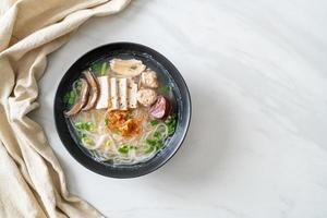 vietnamesisk risnudlar soppa med vietnamesisk korv serverad grönsaker och krispig lök foto