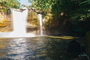 haew suwat vattenfall vid khao yai nationalpark i thailand foto