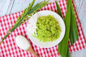 thai efterrätt - krossas omogen ris mat ris flingor flingor med kokos och socker, grön ris ljuv med öron av ris pandan blad, mat efterrätt eller snacks - khao mao namn i thailand foto