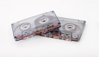 audio kassett tejp isolerat på vit bakgrund, årgång 80 s musik begrepp foto