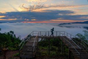 man resande njuter dimma synpunkt på de berg på nong khai provins, thailand foto