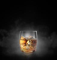 glas av whisky på svart bakgrund med rök. 3d framställa foto