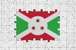 burundi flagga i ram av vit pussel bitar med saknas central del foto