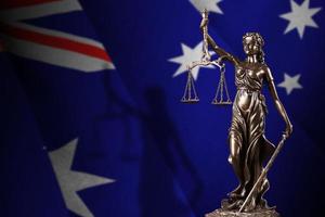 Australien flagga med staty av lady rättvisa och rättslig skalor i mörk rum. begrepp av dom och bestraffning foto