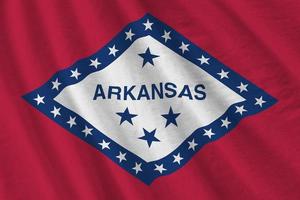 Arkansas oss stat flagga med stor veck vinka stänga upp under de studio ljus inomhus. de officiell symboler och färger i baner foto