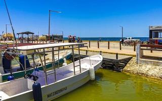 chiquila quintana roo mexico 2022 panorama landskap båtar hamn hamn färjor puerto de chiquila Mexiko. foto