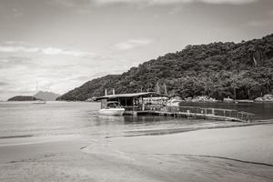 mangrove och pouso strand med simning restaurang ilha grande Brasilien. foto