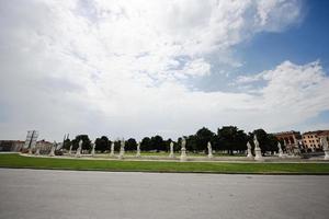 se av kanal med statyer på fyrkant prato della valle och basilika santa giustina i Padova, veneto, Italien. foto