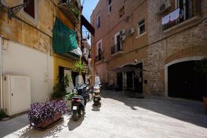 skotrar stående på de tömma gata av gammal italiensk stad bari, Puglia, söder Italien. foto