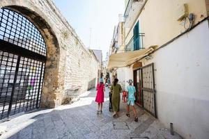 familj av turister vakna i gator bari, Puglia, söder Italien. foto