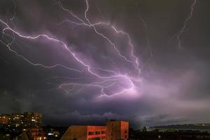 Fantastisk kraftfull blixt- strejker över de hav och stad, varna. bulgarien foto