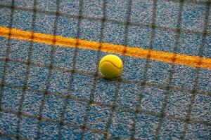 tennis boll nära de linje på stängd tennis domstol foto