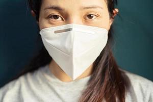 patienter smittad med de covid 19 virus kommer erfarenhet utmattning från nysning. foto