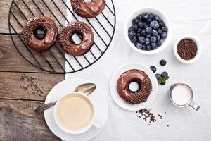 choklad munkar med kaffe och blåbär foto