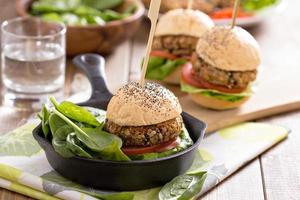 vegan hamburgare med bönor och grönsaker foto