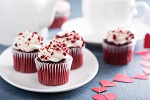röd sammet muffins för valentines dag foto