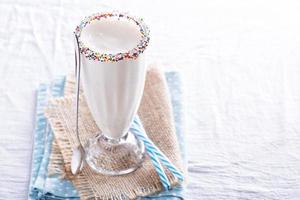 vit choklad milkshake i högt glas foto