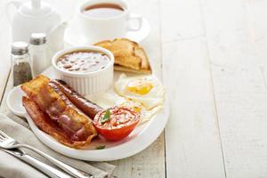 full engelsk frukost med ägg och bacon foto