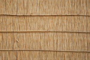 vass staket med bambu stolpar. fäktning material för en staket eller en tak, ett aning för en bakgrund eller tapet handla om naturlig Produkter eller varor foto