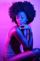 afrikansk amerikan modell under neon belysning foto