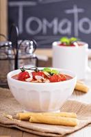 tomatsoppa garnerade med bakade tomater foto