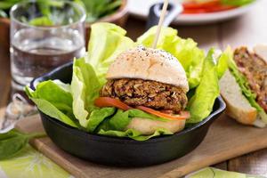 vegan hamburgare med bönor och grönsaker foto