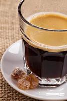 svart espresso kaffe eras i en glas foto