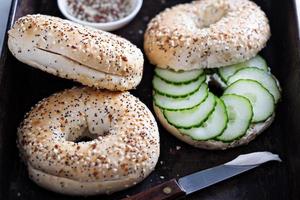 allt bagels med grädde ost och gurka foto