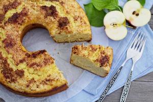 sur grädde äpple bundt kaka foto