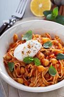 pasta med tomat sås och kikärtor foto