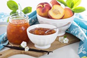 vanilj persikasylt i en skål foto