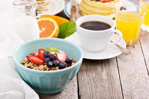 frukost tabell med granola foto