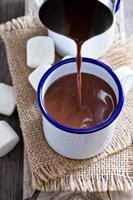 varm choklad häller i en kopp foto