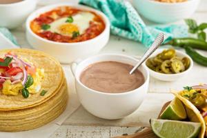 mexikansk varm choklad på en frukost tabell foto