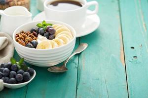 granola skål med yoghurt och banan foto