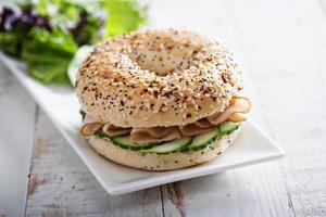 allt bagels med grädde ost och gurka foto