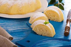 citron- bundt kaka med semolinagryn foto