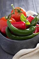 grön och röd varm peppar på tabell foto
