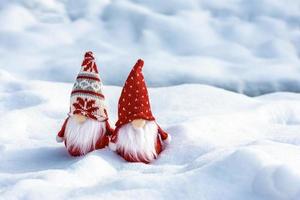 jul Semester kort söt scandinavian nisser med röd hatt och vit skägg på snöig vinter- skog saga snöfall vintertid Hej december, januari, februari begrepp Lycklig ny år, jul foto