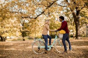 raser par med cykel i de höst parkera foto