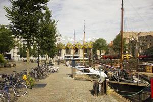 rotterdam, de Nederländerna, 2021 - oude hamn se på kub hus i rotterdam, de nederländerna. de är designad förbi dutch arkitekt piet blom och öppnad på 1977. foto