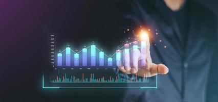 planera analysera indikator och strategi köpa och sälja, stock marknadsföra, företag tillväxt, framsteg eller Framgång begrepp. affärsman eller näringsidkare är pekande en växande virtuell hologram stock, investera i handel foto