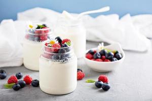 färsk hemlagad yoghurt i små burkar foto