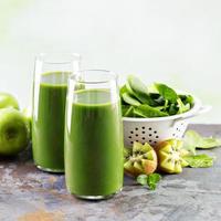 grön juice i lång glasögon foto