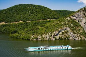 Donau, Serbien, 2022 - der kleine prinz de liten prins flod kryssning fartyg i Donau klyfta i serbien. fartyg var byggd i 1990-talet, ta emot 90 passagerare och segling under de flagga av Tyskland. foto