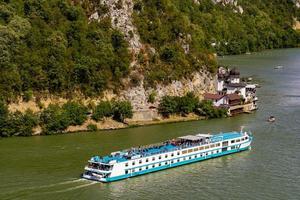 djerdap, Serbien, 2021 - kryssning fartyg på flod Donau i djerdap klyfta i serbien. på 2016 118 kryssning fartyg med Mer än 18 000 turister besökta djerdap nationell parkera. foto