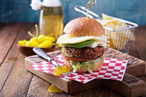 vegetarian burger med ägg och avokado foto