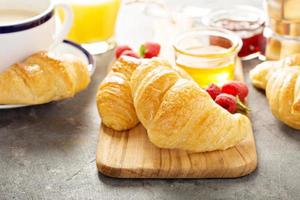 croissanter med sylt och honung foto