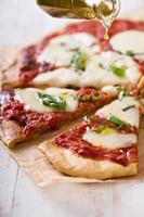 grillad margherita pizza med tomat sås och mozzarella foto