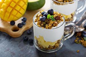 mango yoghurt parfait med granola foto